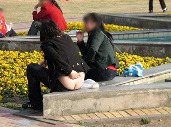 香艳的抓拍 低腰裤美女微露美