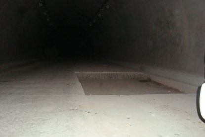 空白五线谱宽距pdf-蓝田县蓝葛路黄沙口隧道,近几天整修路面.在距洞口约50米处,挖了