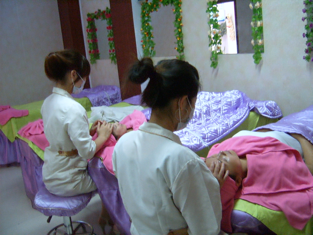 漂亮<em>女人</em>皇家<em>spa会所</em>