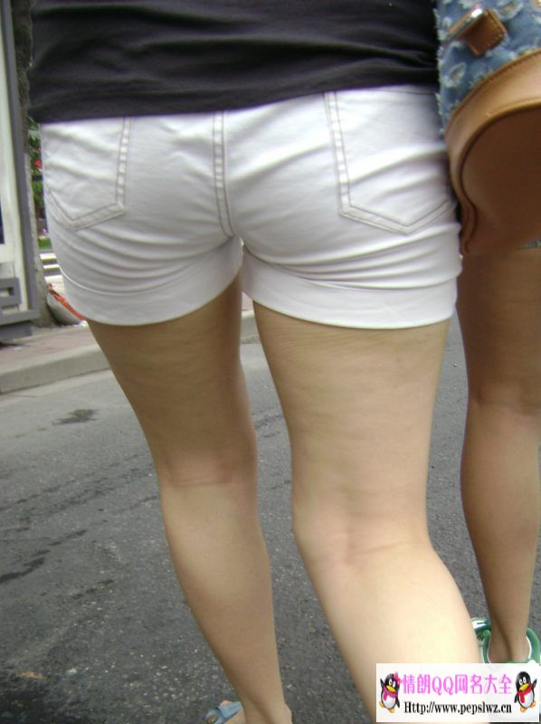 街拍美女裤紧身v美女与老人美女图片