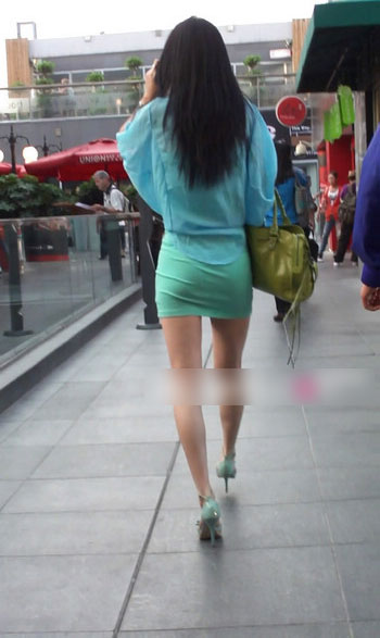 <em>街拍</em>蓝色<em>包臀</em>紧身<em>美女</em>