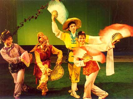 三<em>男九女</em>表演,女角右手托灯