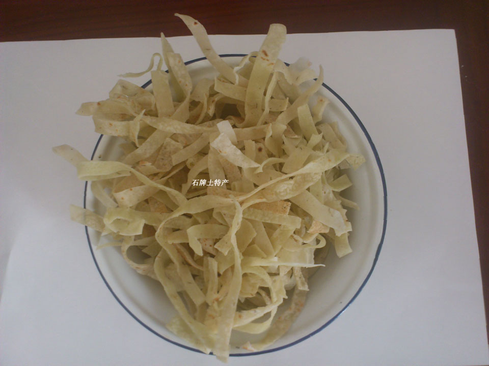 豆粑传奇: 豆耙是产自安徽大别山区的一种特产,一种非常可口的营养食 品。它的原材料中由天然的绿豆、黄豆、红豆、豌豆等多种豆类 掺和着大米制成,由于原材料中多豆类,而且在农家土锅中烫成 了饼(方言叫粑),所以豆粑的名字由此而来。 制作工艺: 豆耙的制作工艺很特别又很简单:先要把各种豆类浸泡, 再磨成浆,再在锅里烫成薄饼,然后将饼切成丝,晾晒干等步 骤。当然每一个环节都很有讲究,比如各种原料的比例啦,磨浆 的粗细啦,以及在锅里烫时的火候等等。 食用方法: 豆耙的营养价值高,而且食用的方法也很多: 1。豆耙饼: