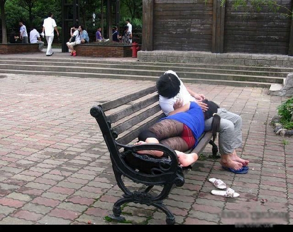 黑丝袜红<em>短裤情侣</em>当街调情!囧啊!_经典贴图_来