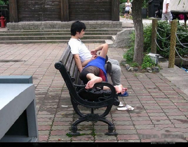 黑丝袜<em>红短裤</em>情侣当街调情!囧啊!_经典贴图_来