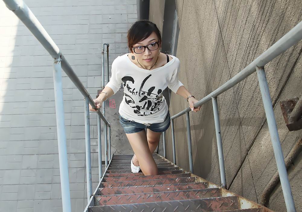 戴眼镜的短裤漂亮妹妹_经典贴图_来凤论坛_来凤