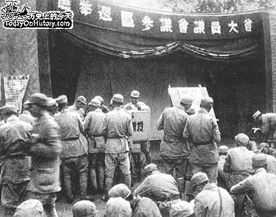 根据中共中央关于实施"新民主主义宪政"和在敌后建立"三三制"抗日民主