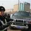 呼和浩特“悍马”发飙猛撞交警逃逸被捉