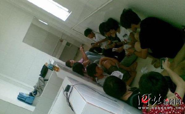 学校女厕所出现惊人一幕 少男少女偎依席地坐(组图)