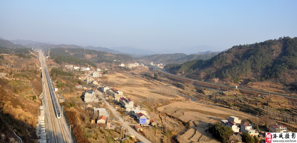 金寨铁路、高速在冬月的斑竹园_金寨摄影_金