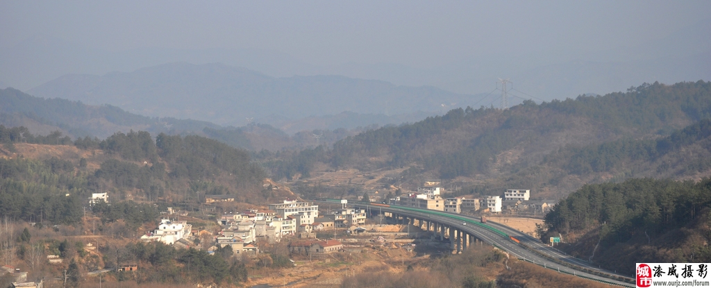 金寨铁路、高速在冬月的斑竹园_金寨摄影_金