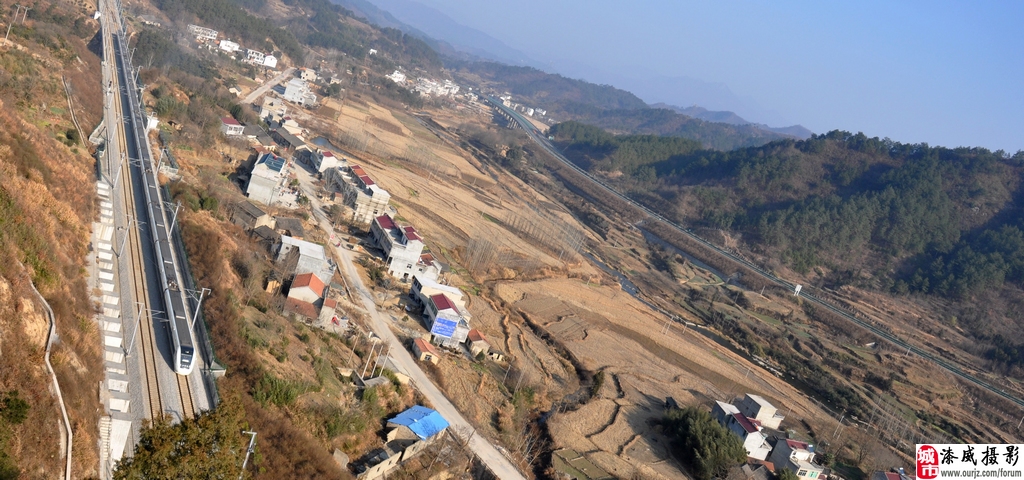 金寨铁路、高速在冬月的斑竹园_金寨摄影_金