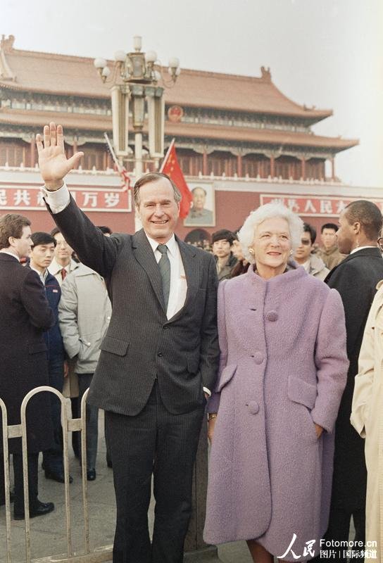 1989年2月25日,老布什在向天安门广场上的人群挥手致意.