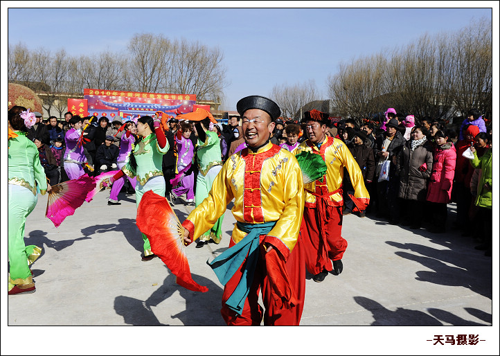 董宝瑞:昌黎地秧歌表演在北戴河集发庙会闪亮登场