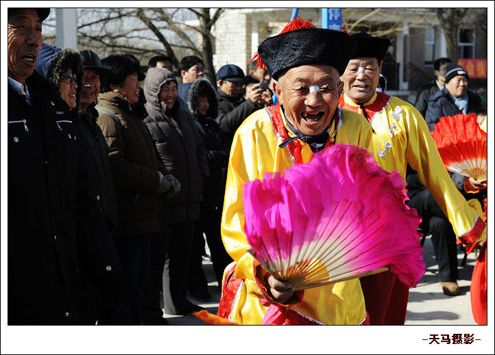 董宝瑞:昌黎地秧歌表演在北戴河集发庙会闪亮登场