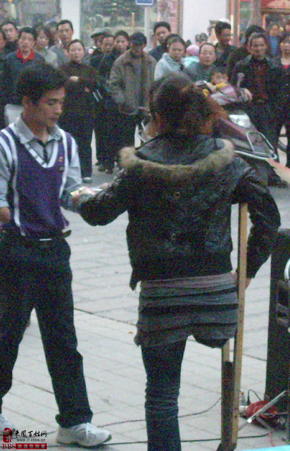 街头打架子鼓的美丽眼镜<em>残疾</em>姑娘!_百姓说事_