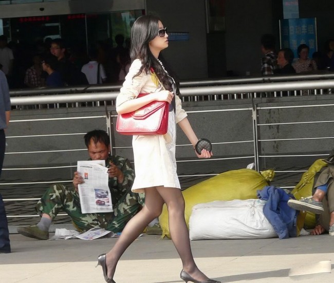 广元火车站看起来养眼的美女