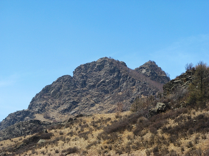 主峰在这两座山的后面