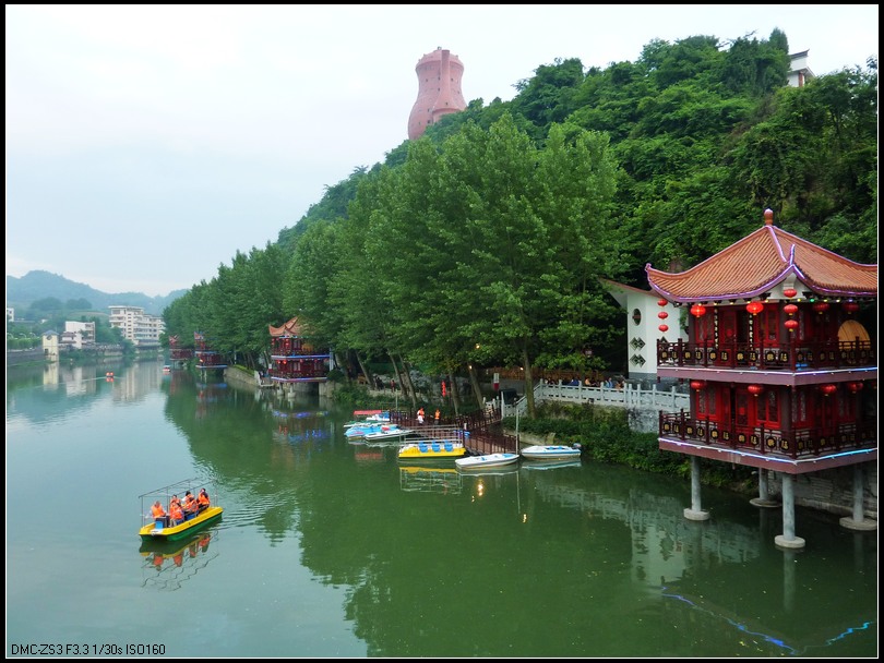 湄潭风景优美,佳境胜地天然成趣,县内森林覆盖率达56%,誉为"璀璨的