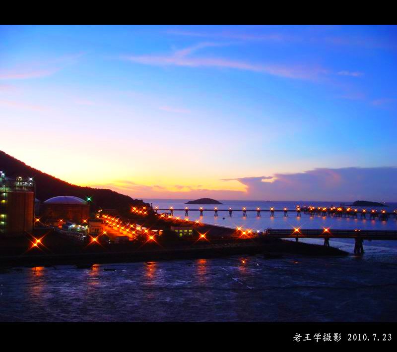 00起床到浙江乍浦海边看朝霞日出.请尊重图片中人物,谢谢.