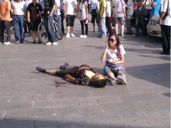 呼和浩特自行车血案; 警察目睹少女被杀 盘点街头血腥恐怖凶杀案现场