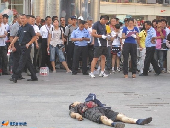 这是昨日15时50分左右,在中山西路王府井商场东门天桥下发生的残忍