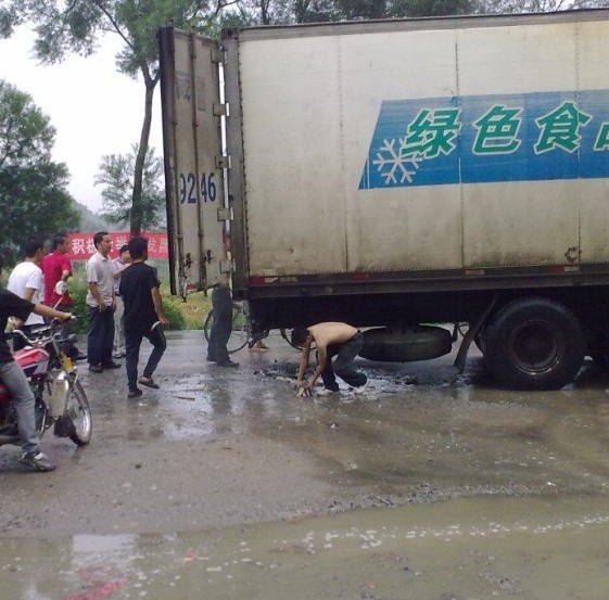 藤县天平路段一冷藏车发生自然交通事故(图片)