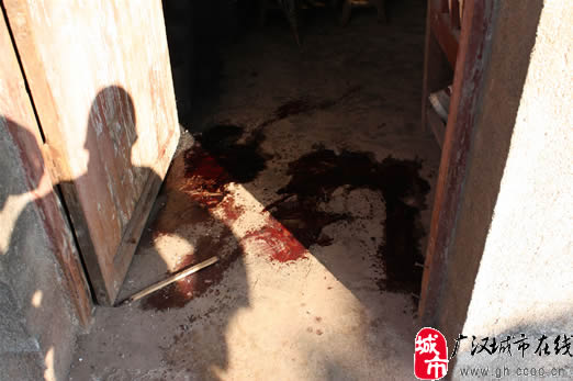 遵义地面离奇喷血 警方称其是自然现象(多图