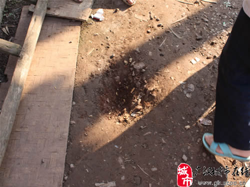 遵义地面离奇喷血 警方称其是自然现象(多图