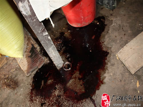 遵义地面离奇喷血 警方称其是自然现象(多图