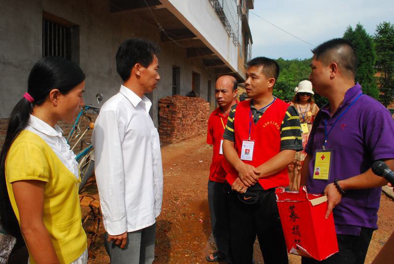 [原创][原创]安远义工配合江西二套的爱心活动_