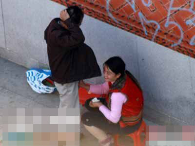 <em>擦鞋女人</em>当街进行特殊服务!_经典贴图_来凤论