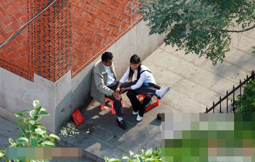 <em>擦鞋女人</em>当街进行特殊服务!_经典贴图_来凤论