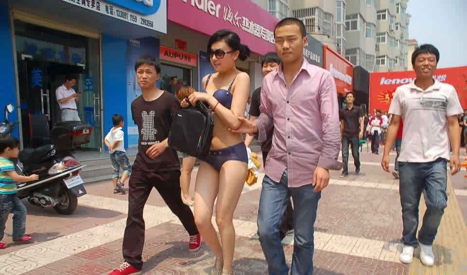 美女当众脱衣服就送电脑~_灌水乐园_鄄城论坛