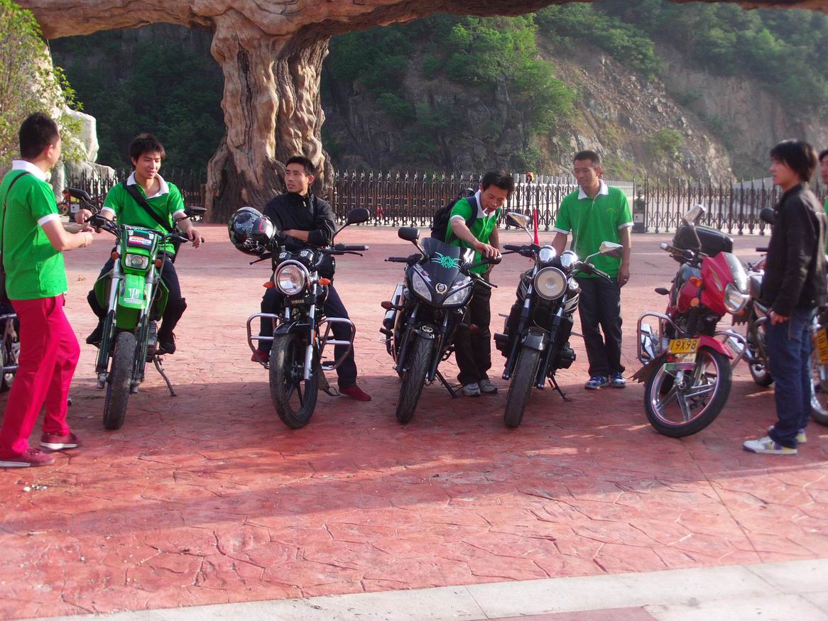 阳光机车的<em>帅哥</em>和<em>靓妹</em>