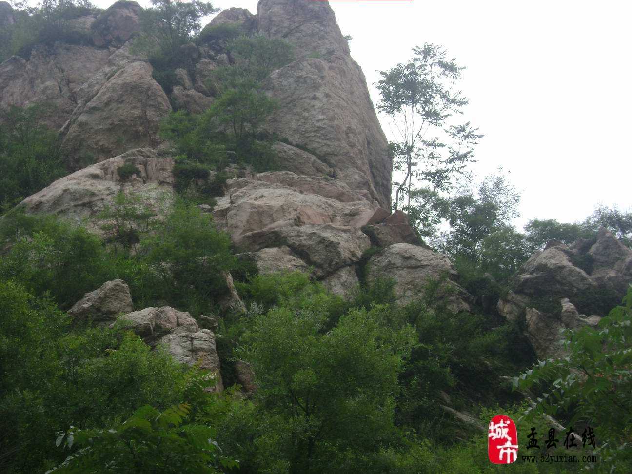 仙人山——在村子的上游,一座高高的石头山,象守护神一样守护着村庄.