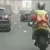 藤县MM<em>穿裙子千万别坐摩托</em> 后面笑的太淫荡了