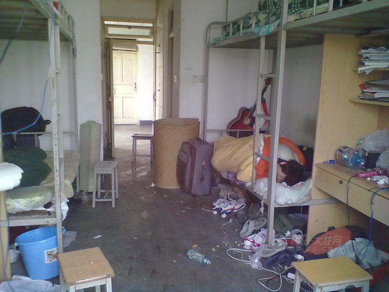 [分享]大学寝室极品男 <em>乱七八糟的</em>床 _开心怿站