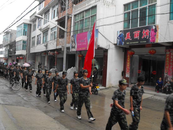 [贴图]金寨南溪中学新生军训:冒雨拉练犹可赞