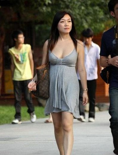 今日在街上遇到的低胸<em>美女</em> _自拍贴图_巧家论