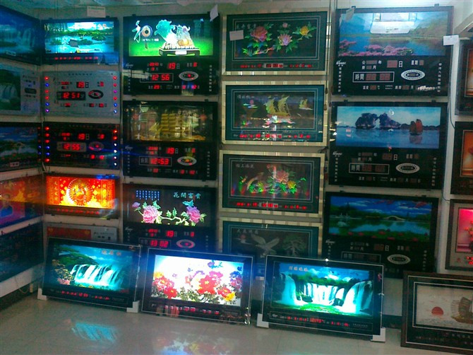 促销品:郑州金福电子数码万年历 电话:13663714084 联系人:黄先生 QQ:1114357638 产品博客http://blog.sina.com.cn/jinfudianzi 郑州金福电子数码万年历主营:各种规格广告数码万年历(杜康、孔府家酒、老白干酒、伊利优酸乳、五羊本田、金城铃木、功夫床垫等多家广告产品,达到良好效果。 礼品电子万年历,家居数码电子万年历,婚纱影楼个人写真万年历,山水万年历,开业赠品万年历,观音财神万年历,高清晰万年历,风景类万年历等,并支持定做各种图案的万年历.