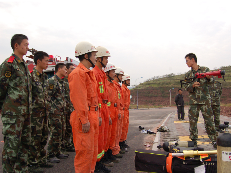 队掀起冬季救援装备器材训练热潮_丰都消防_