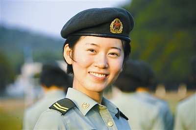 说起话来,满屋子都是她的笑声…… 刚刚从高原发射场归来的第二炮兵某