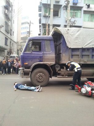 7:20,富顺富达路二中学生车祸身亡