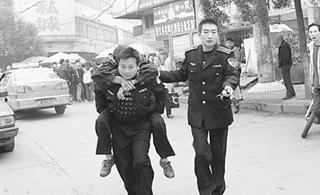 邵阳两城管救起昏倒陌生老人被网友质疑作秀