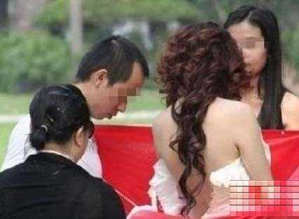 [转贴]婚纱质量差<em>突然</em>脱落 新娘没戴<em>乳罩</em>露点走