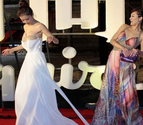 孙菲菲走红毯长裙被踩<em>露文胸</em>_娱乐八卦_夹江