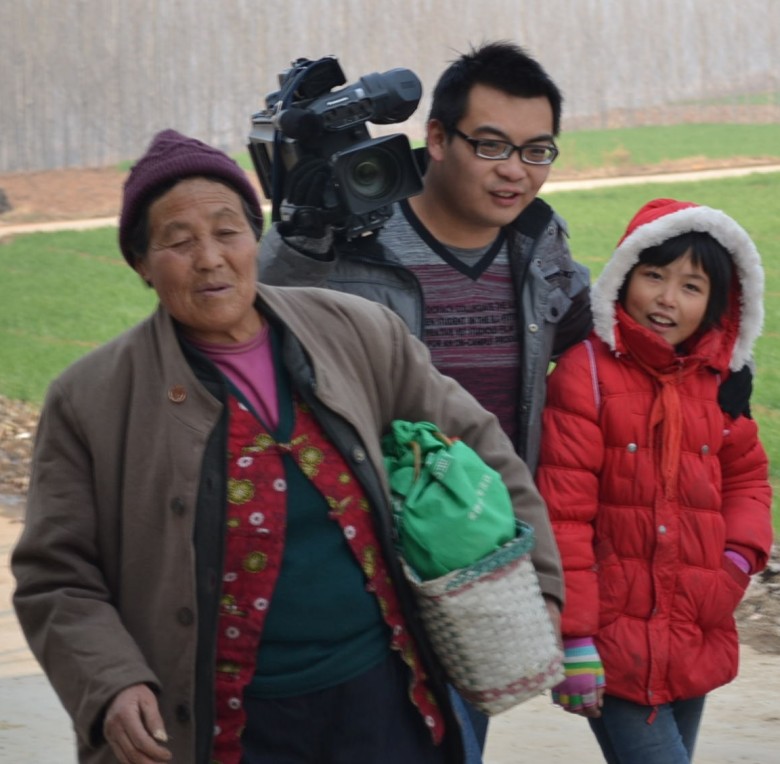 用镜头真实记录山区贫困学生的一天_人和义工
