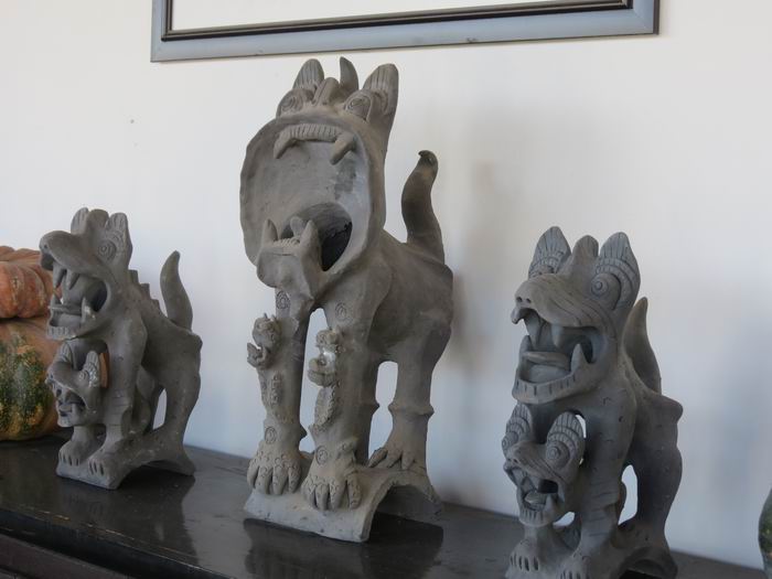 鹤庆瓦猫 每到一处旅游,当地导游几乎都要介绍怪,号称十八怪,到云南也不例外,其实这怪,就是特色,与他人不同之处,少见多怪,多见不怪。到了鹤庆,发现一种奇特民俗瓦猫。 鹤庆县由大理所辖,位居大理、丽江两大著名的风景名胜区之间,与丽江接壤,是茶马古道上的文化重镇。11月22日下午,车到鹤庆县城,导游指着窗外房屋,叫我们猜房顶上的装饰物是什么动物,大家七嘴八舌,说是狮子的、是老虎的、狗、猫、鼠等都有,因车一晃而过看不清,导游最后讲谜底待返回时揭晓。24日从丽江返回时,导游告诉是瓦猫,并介绍了鹤