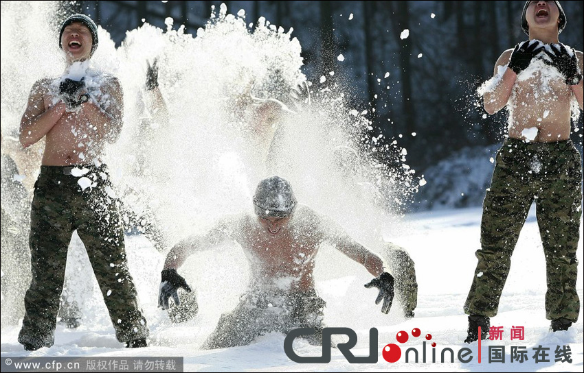 韩国特种兵雪地赤膊训练(图)